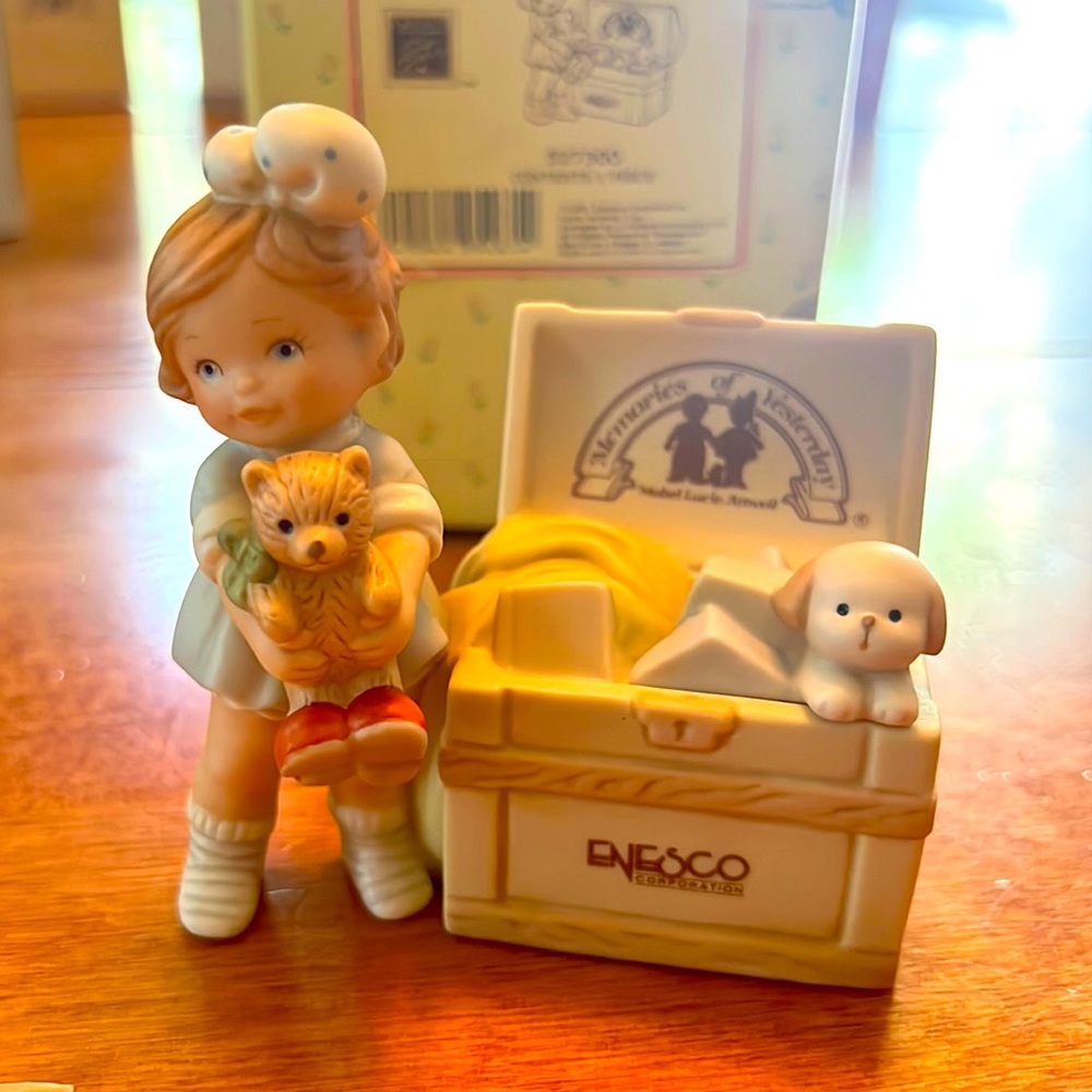 ⭐️HP!⭐️ Enesco Memories of Yesterday “Girl with Toy Chest” porcelain sign. - Picture 1 of 13